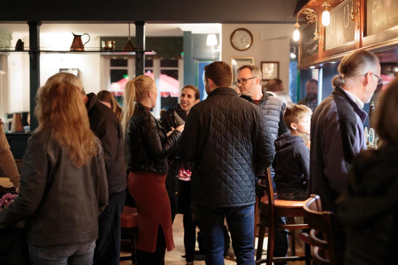 The Three Horseshoes East Worldham Алтон Екстериор снимка