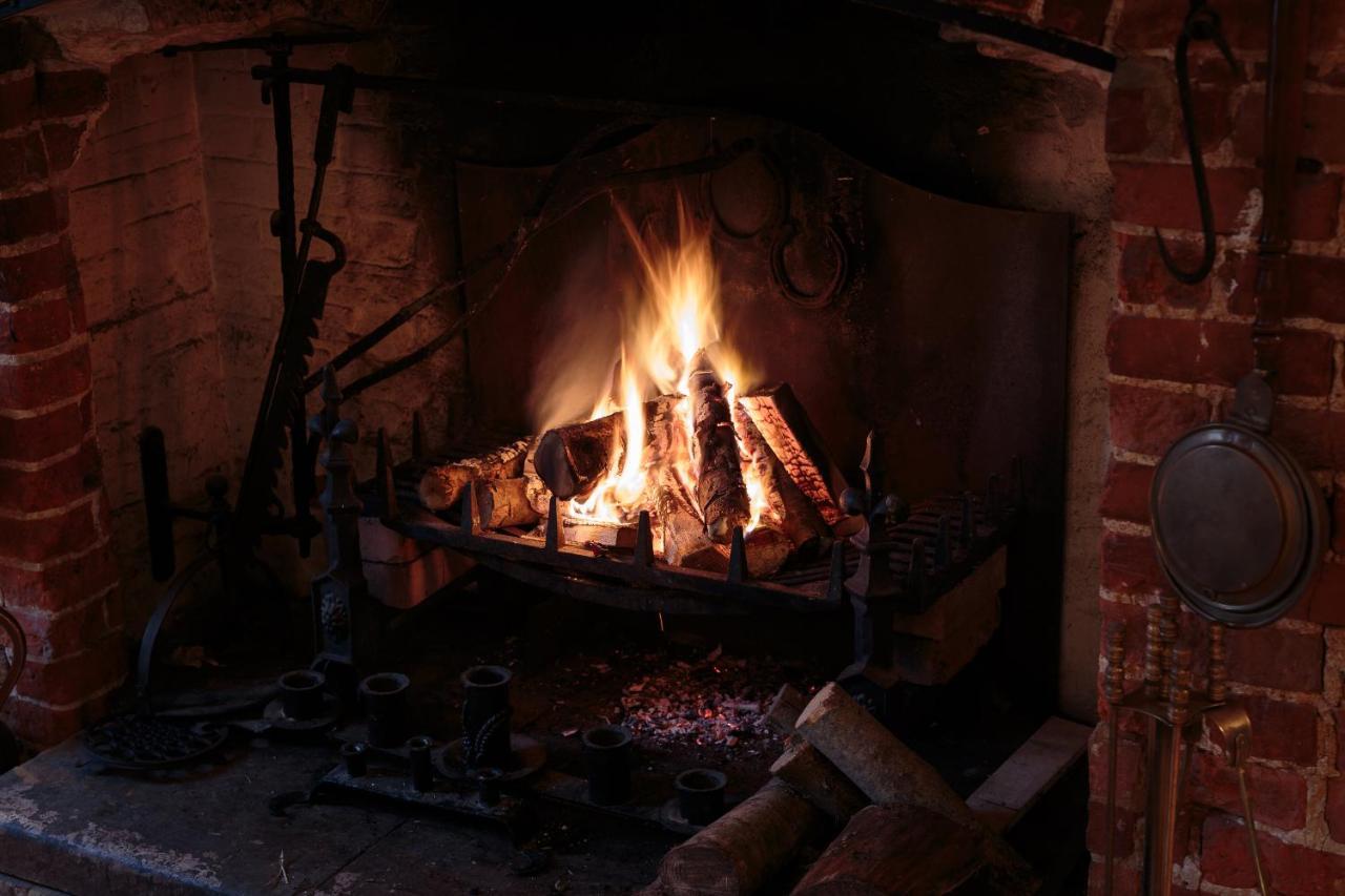 The Three Horseshoes East Worldham Алтон Екстериор снимка