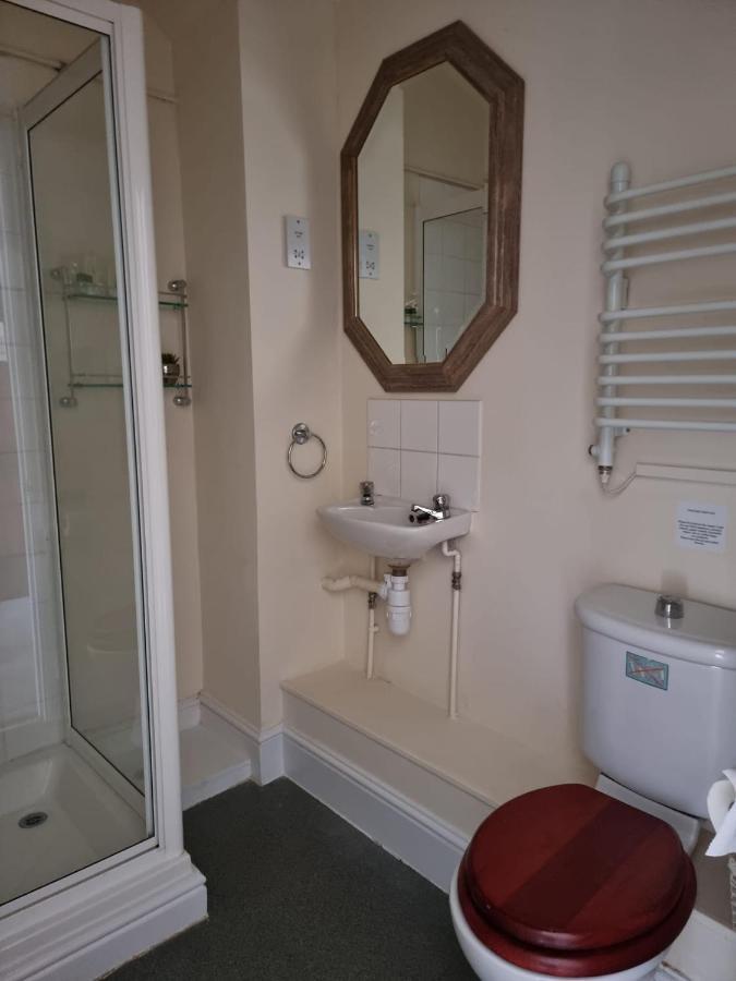 The Three Horseshoes East Worldham Алтон Екстериор снимка