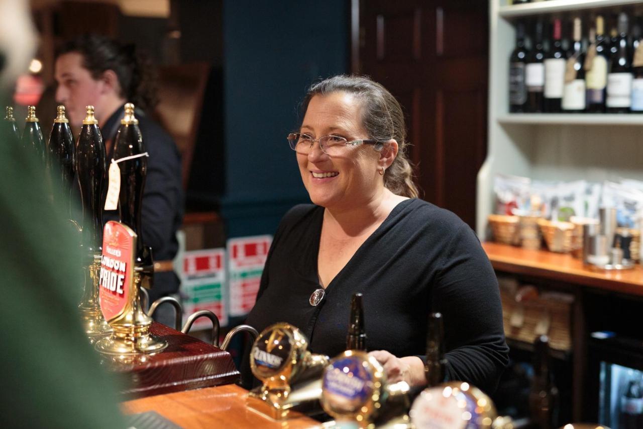 The Three Horseshoes East Worldham Алтон Екстериор снимка