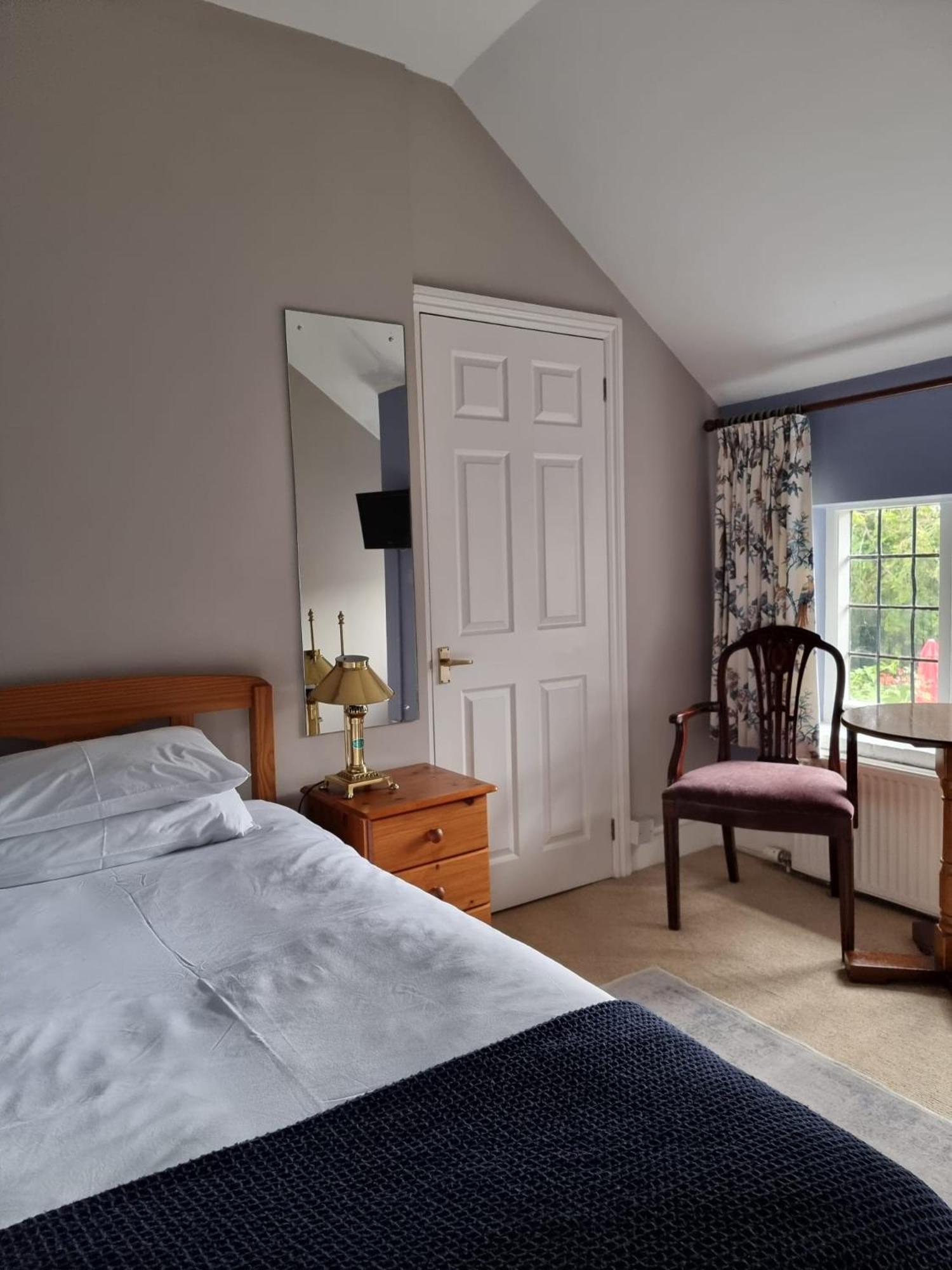 The Three Horseshoes East Worldham Алтон Екстериор снимка